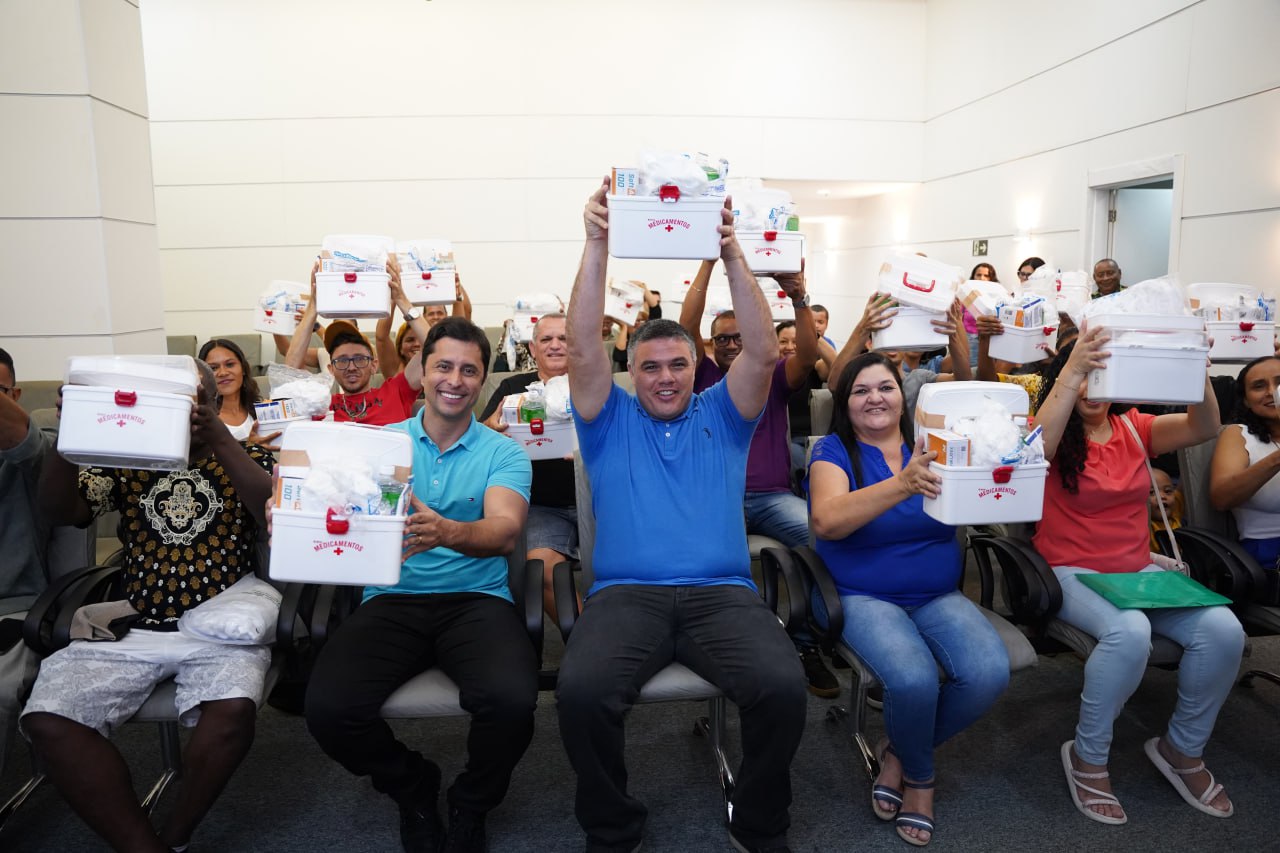 Duarte Jr. entrega EPIs a cuidadores e monitores da Rede Municipal de Educação de São Luís