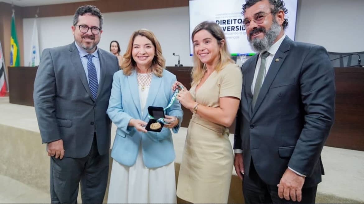 Iracema Vale é homenageada com Medalha Liberdade e profere palestra sobre presença feminina em espaços de poder