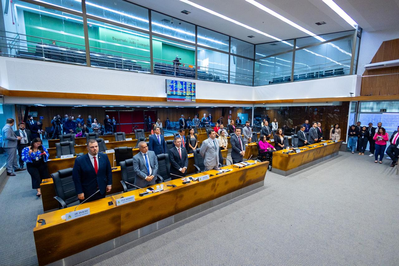 Assembleia faz minuto de silêncio em memória do jornalista William Marinho e da professora Theresa Pflueger