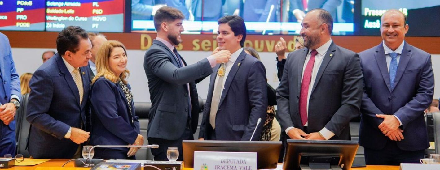 Assembleia condecora ministro André Fufuca com Medalha Manuel Beckman