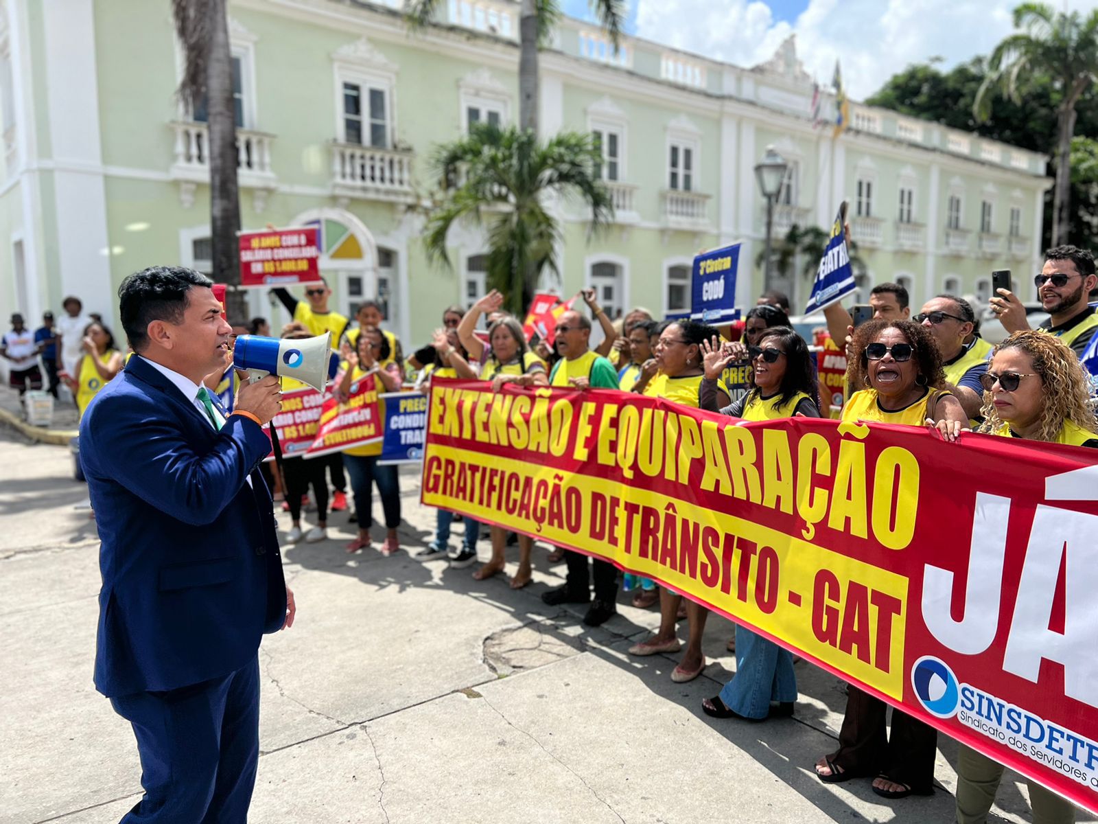 Wellington do Curso defende direitos dos servidores do DETRAN durante manifestação