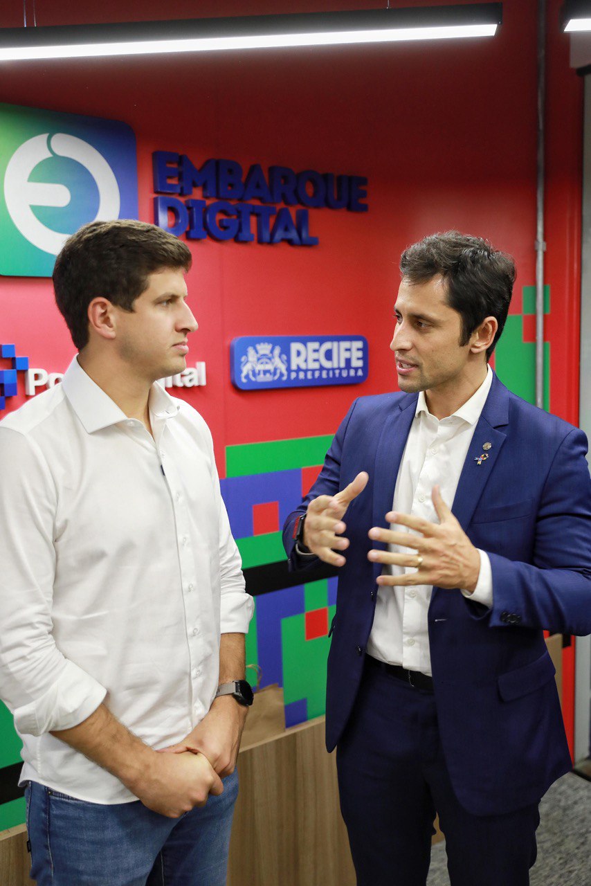 Duarte conhece projetos e troca experiências com João Campos em Recife