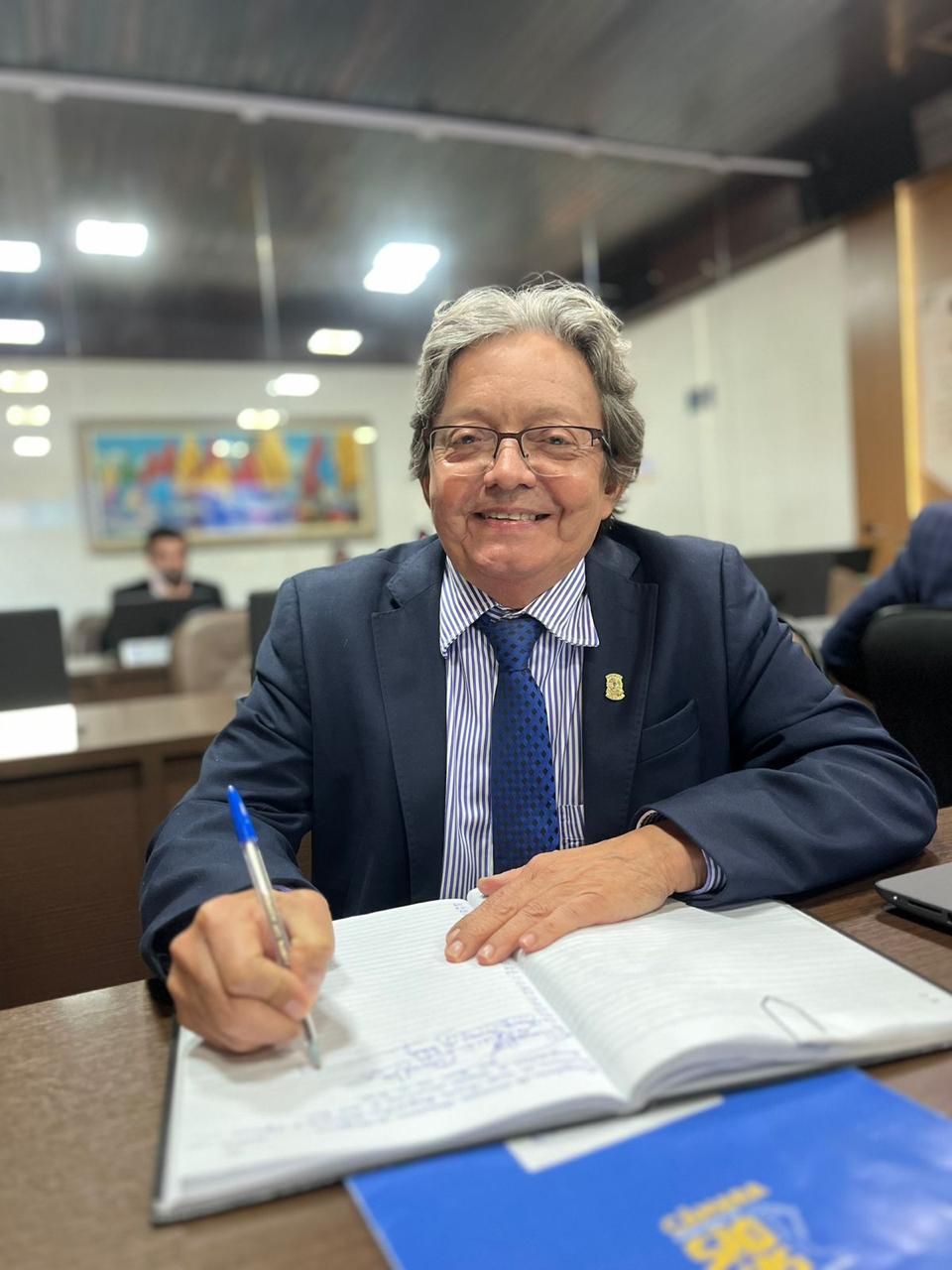 Dr. Gutemberg entrega título de cidadão de São Luís ao Prof. Dr. Rafael Campos Soares da Fonseca