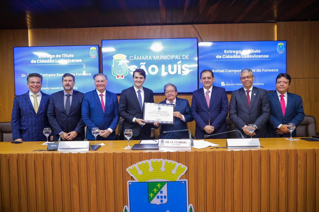 Em sessão solene na Câmara, Dr. Gutemberg entrega título de cidadão ludovicense ao Prof. Dr. Rafael Campos Soares da Fonseca