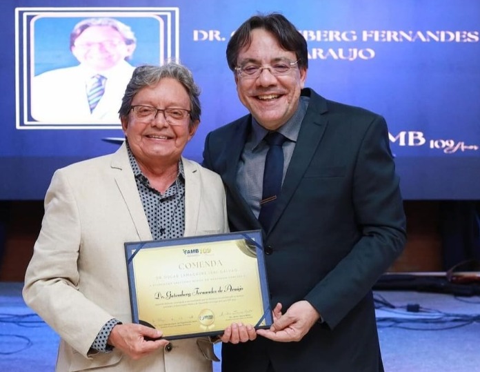 Dr. Gutemberg entrega título de cidadão de São Luís ao presidente do Conselho Regional de Medicina (CRM-MA), Dr.José Albuquerque de Figueiredo Neto