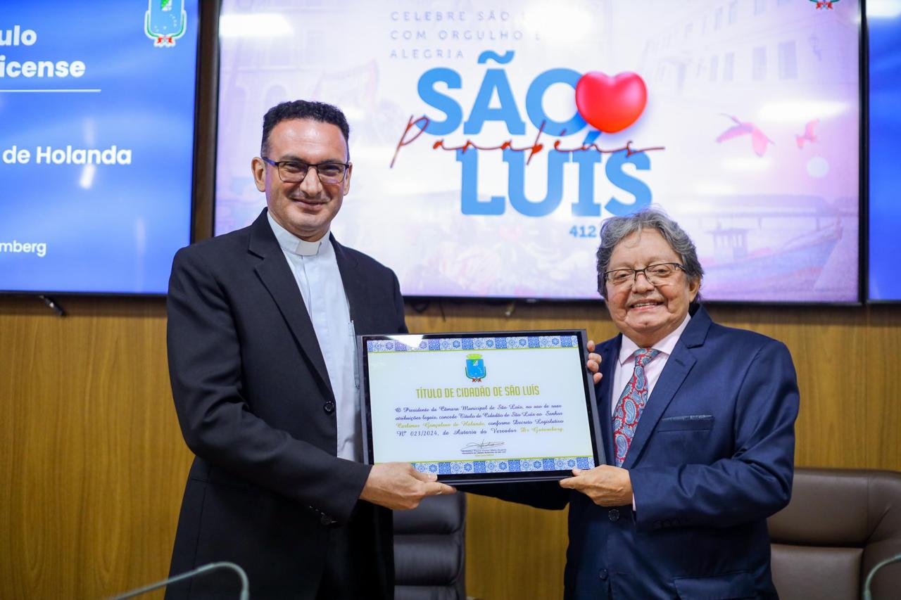 Dr.Gutemberg entrega título de cidadão ludovicense ao Padre Carlimar Gonçalves