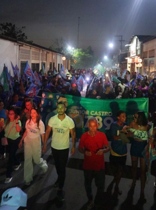 Dr. Júnior Castro arrasta multidão em caminhada pelas ruas de Vargem Grande