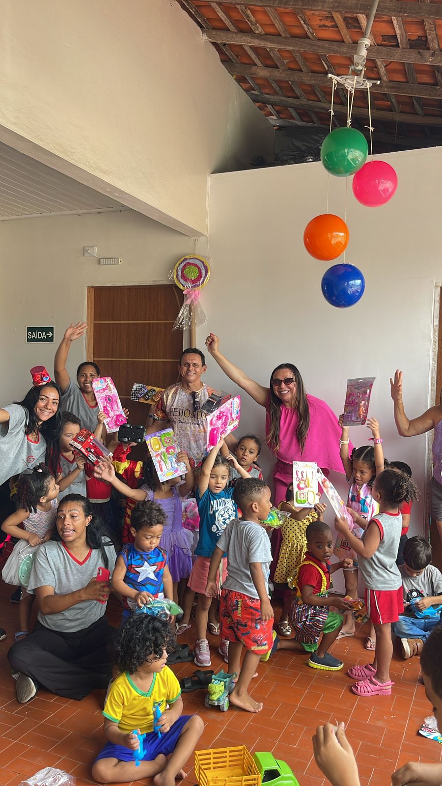 Cláudio Carvalho faz doações de brinquedos para várias instituições no dia das crianças