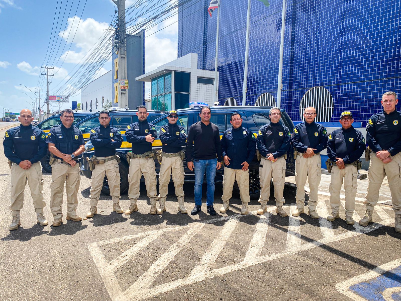 Senador Weverton Rocha visita sede da PRF no Maranhão e vistoria viatura semi blindada