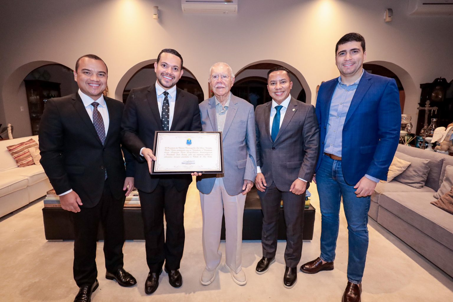 Vereadores visitam José Sarney e entregam placa alusiva em reconhecimento à sua história