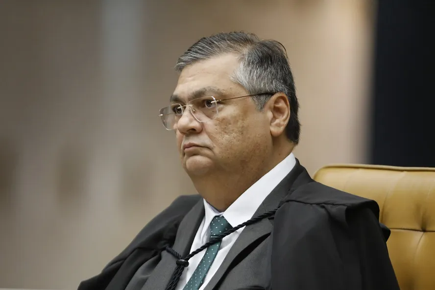 Ministro Flávio Dino determina suspensão de pagamento de emendas e abertura de investigação da PF